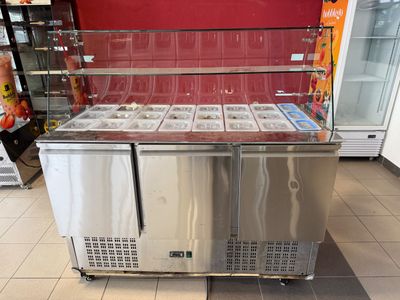 une vitrine réfrigérée dans un magasin d'alimentation