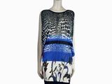 une photo d'un mannequin portant une robe bleue et noire