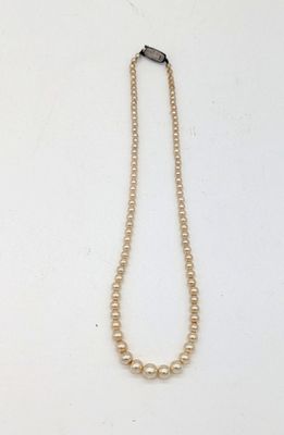 un collier de perles blanches avec un fermoir noir sur fond blanc