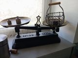 une balance posée sur une table près d'une fenêtre