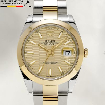 Montre Rolex avec bracelet bicolore en acier et cadran doré