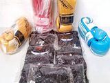 Des sacs contenant des gants de boxe, des gants et d'autres articles sont posés sur une table