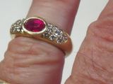 un gros plan sur le doigt d'une personne portant une bague
