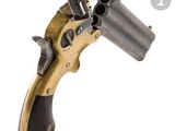 gros plan d'un revolver sur fond blanc