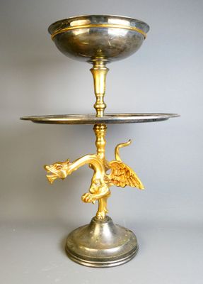 un plateau en argent et or orné d'un oiseau