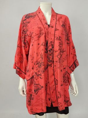une robe rouge pour femme, ornée de fleurs noires et blanches