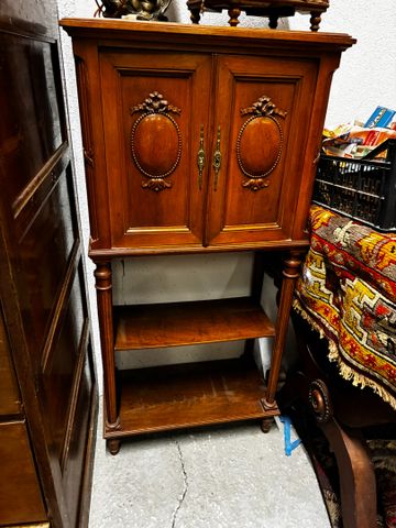 Cabinet gout Louis XVI ouvrant à deux portes et deux tablettes d'...