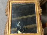 un miroir posé sur une chaise rouge