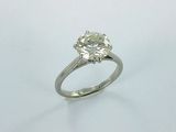 bague de fiançailles en or blanc ornée d'un diamant rond de taille brillant