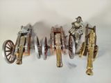 Plusieurs types différents d'armes-jouets sont alignés sur une surface blanche