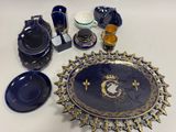 beaucoup d'assiettes et de tasses bleues et dorées sur la table