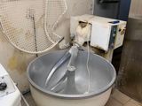 un mixeur et un saladier dans une cuisine équipée d'un ventilateur