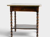 une vieille table en bois avec un plateau en marbre sur fond blanc