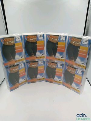 quatre paquets de collants noirs sont empilés les uns sur les autres