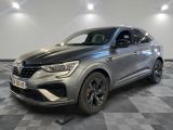un SUV Volkswagen gris garé sur un sol à damier dans un garage