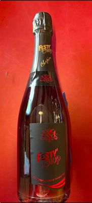 une bouteille de vin posée sur une table rouge