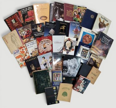 un grand nombre de livres empilés sur une table