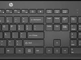 un clavier et une souris d'ordinateur placés l'un à côté de l'autre
