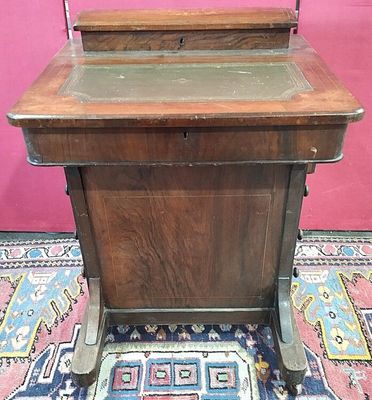 un bureau en bois avec un plateau en verre, posé sur un tapis