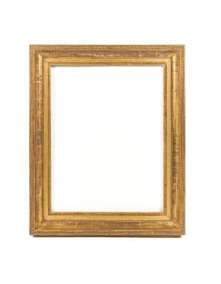 un cadre doré sur un mur blanc, avec un fond blanc