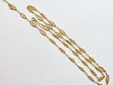 gros plan d'un collier en or auquel est attachée une chaîne