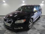 une photo d'un break Volvo noir garé dans un garage
