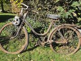 un vieux vélo abandonné dans l'herbe