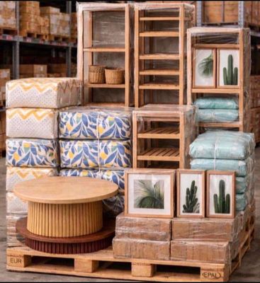 une palette en bois sur laquelle sont posés divers objets