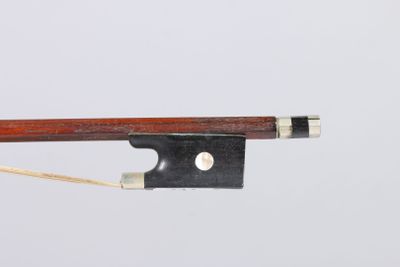 Archet de violon Allemand, en bois de pernambouc, monté mail…
