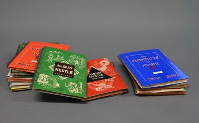 plusieurs livres sont empilés sur une table