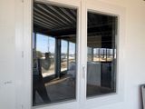 deux fenêtres sur le côté d'un bâtiment blanc