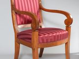 two chairs that are next to each other in a room