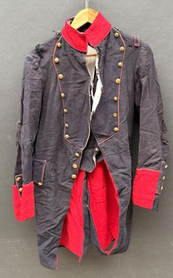 veste grise avec des bordures et des boutons rouges, suspendue à un cintre