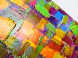 une peinture abstraite composée de carrés multicolores sur fond blanc