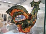 une vitrine en verre sur laquelle est représenté un oiseau coloré
