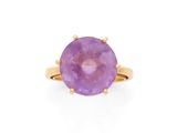une bague en or jaune sertie d'une pierre violette