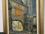 une photo d'un tableau accroché au mur à côté d'un vase