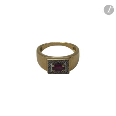 gros plan d'une bague en or avec une pierre rouge