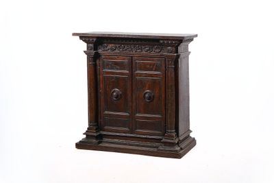 un petit meuble en bois surmonté d'une porte
