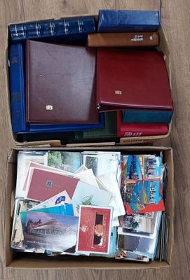 une boîte remplie de livres posée sur un plancher en bois