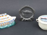 trois petits objets en céramique, à savoir un bateau, une assiette et un bol