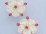 paire de boucles d'oreilles en forme de fleur, en nacre et rubis