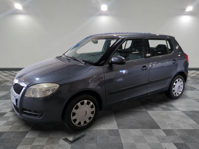 la photo d'une petite voiture grise garée dans un garage