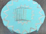 une table bleue sur laquelle est posé un panier