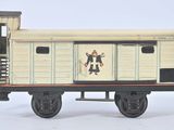 un petit wagon de train miniature sur fond blanc