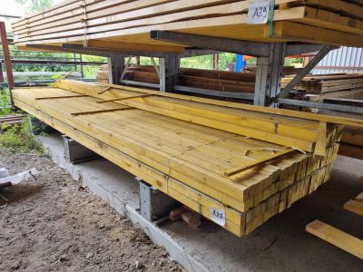 un gros tas de bois posé par terre