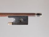 gros plan d'un archet de violon avec un morceau de bois qui en sort
