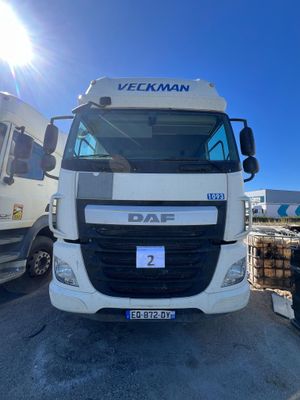 un camion blanc garé dans un parking