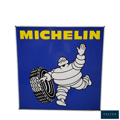 une affiche « Michel Tire » accrochée au mur d'un magasin