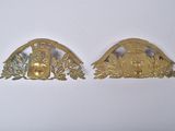 une paire d'insignes en métal doré représentant un homme et une femme